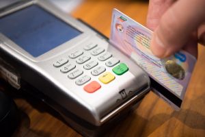K&H: készpénz vagy bankkártya? Online bolt vagy piac?