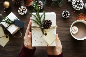Bankkártyával, online szerzi be a lakosság a karácsonyi ajándékokat
